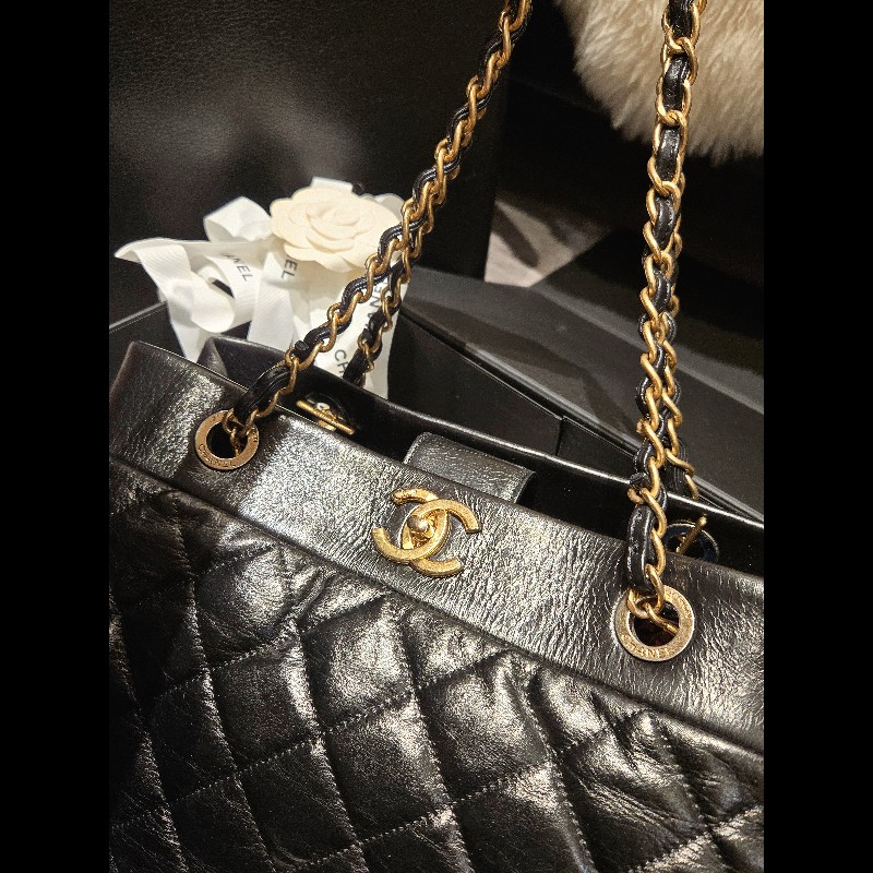 CHANEL 黑金雙C Logo 菱格紋小牛皮肩揹托特包-18