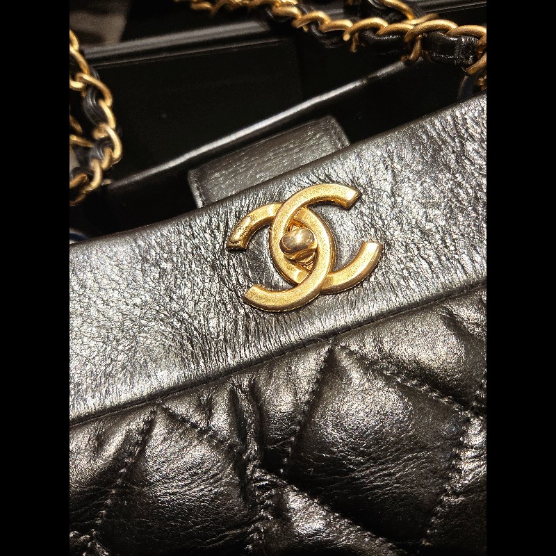 CHANEL 黑金雙C Logo 菱格紋小牛皮肩揹托特包-20