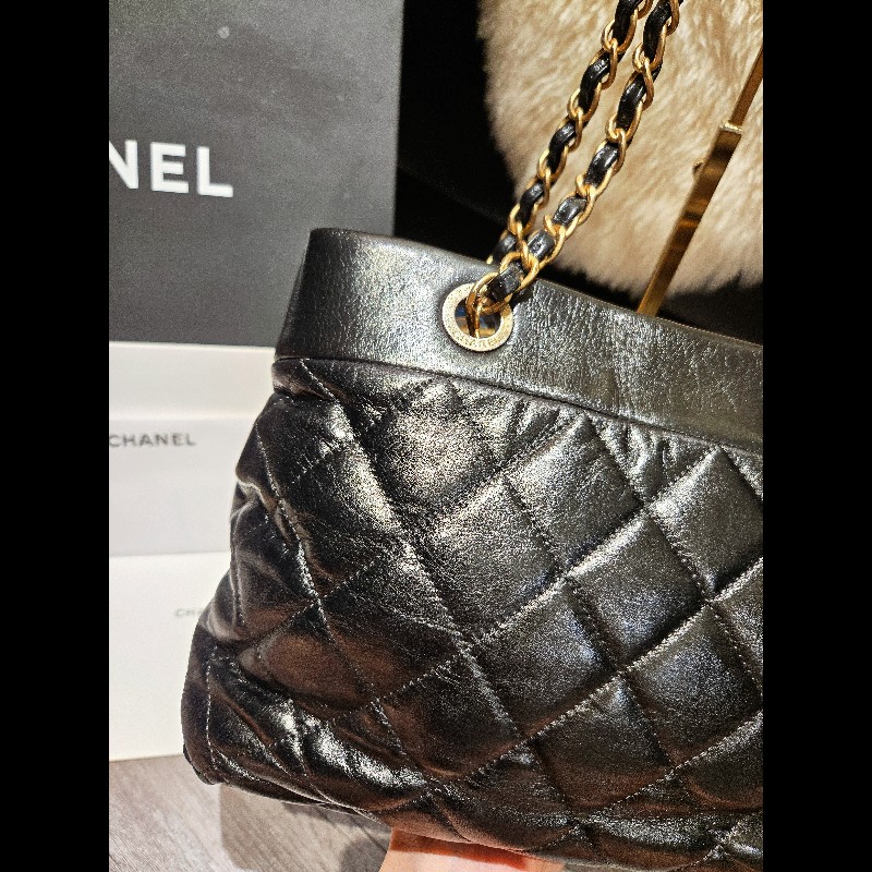 CHANEL 黑金雙C Logo 菱格紋小牛皮肩揹托特包-25