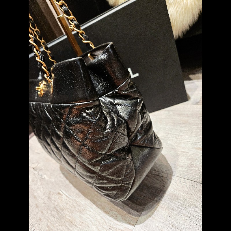 CHANEL 黑金雙C Logo 菱格紋小牛皮肩揹托特包-26