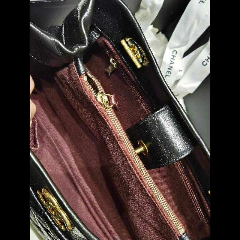 CHANEL 黑金雙C Logo 菱格紋小牛皮肩揹托特包-30