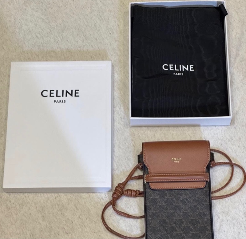 CELINE 老花小羊皮拼接翻蓋手機包斜背包(深咖/咖)-1