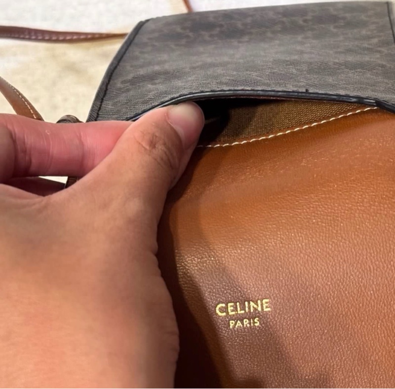 CELINE 老花小羊皮拼接翻蓋手機包斜背包(深咖/咖)-3