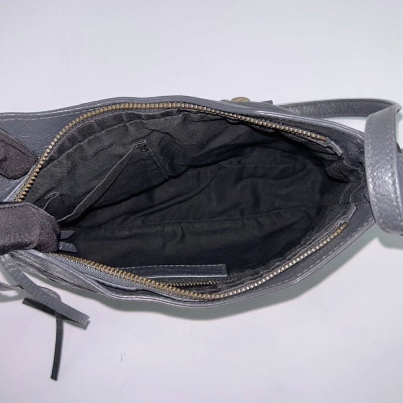 BALENCIAGA 深灰色油蠟皮肩背斜背包23*15*4  98新配件塵袋-5
