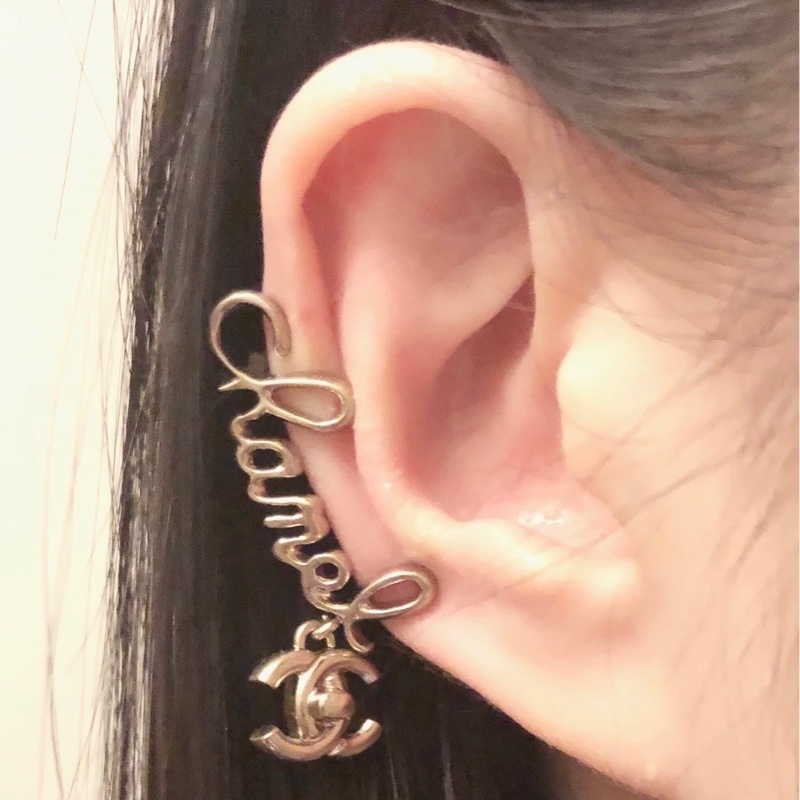 Chanel 字母草寫logo淡金釦書包轉釦耳夾-2