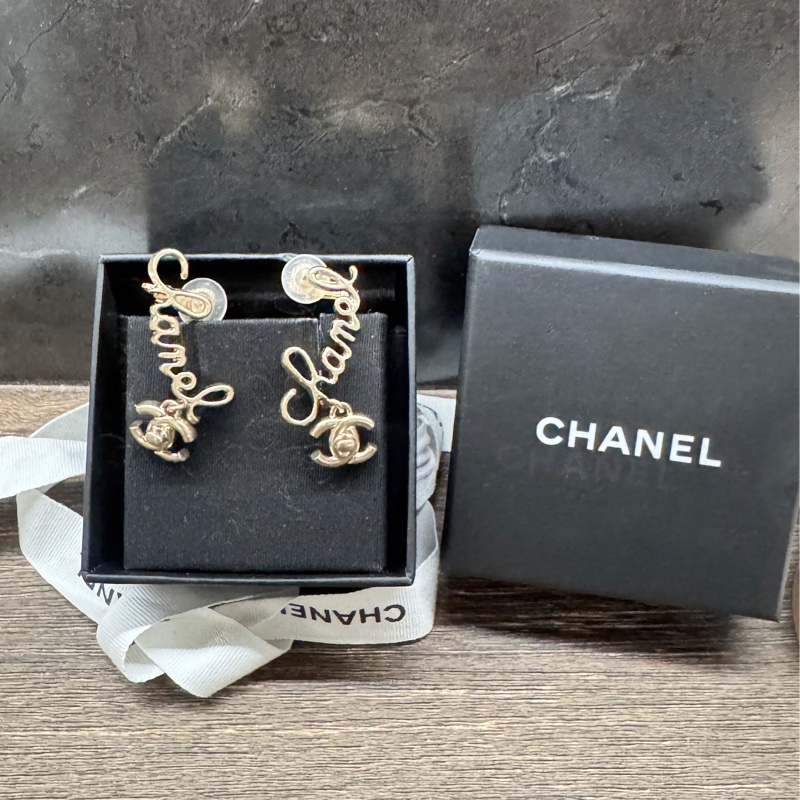 Chanel 字母草寫logo淡金釦書包轉釦耳夾-3