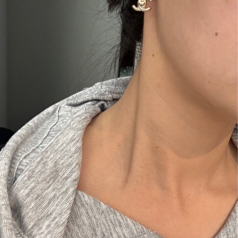 Chanel 字母草寫logo淡金釦書包轉釦耳夾-5