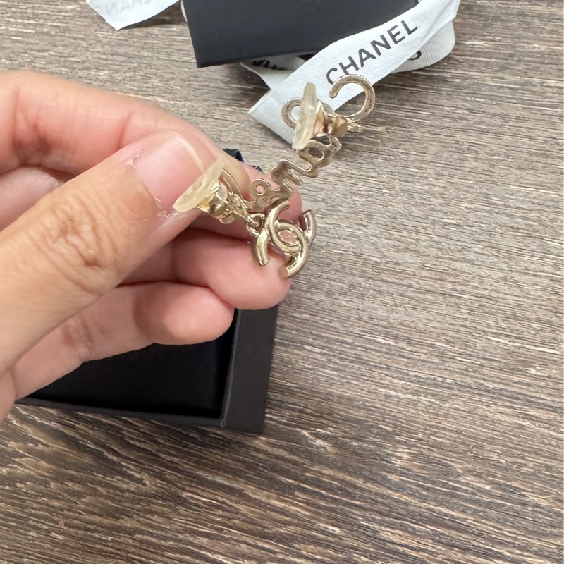 Chanel 字母草寫logo淡金釦書包轉釦耳夾-6