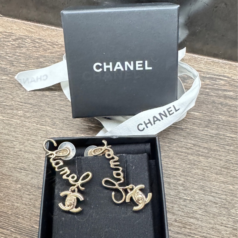 Chanel 字母草寫logo淡金釦書包轉釦耳夾-9