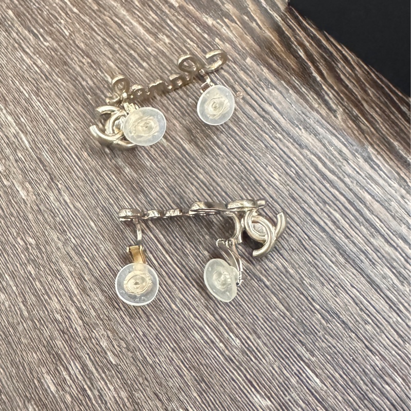 Chanel 字母草寫logo淡金釦書包轉釦耳夾-12