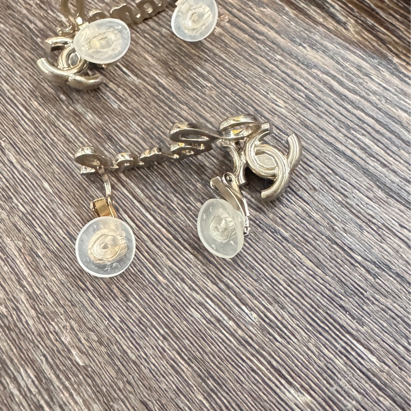 Chanel 字母草寫logo淡金釦書包轉釦耳夾-13