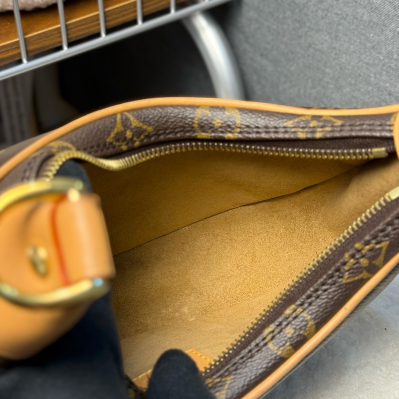 (台灣購證🇹🇼）Lv 月亮包🌛最新晶片款-17