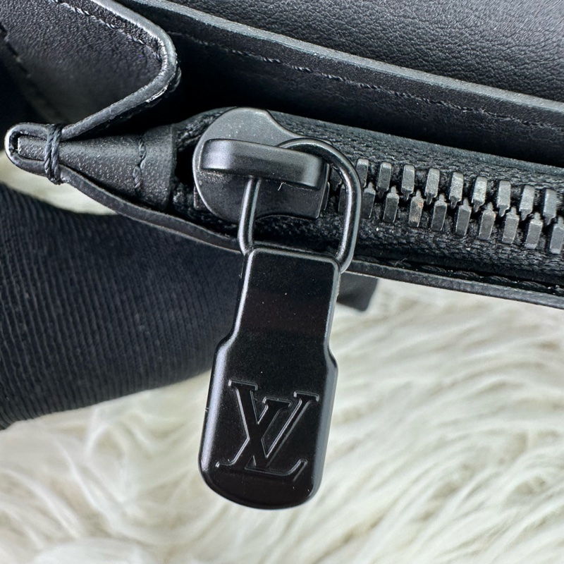 LV Brazza 黑色真皮壓紋長銀包 晶片款-14