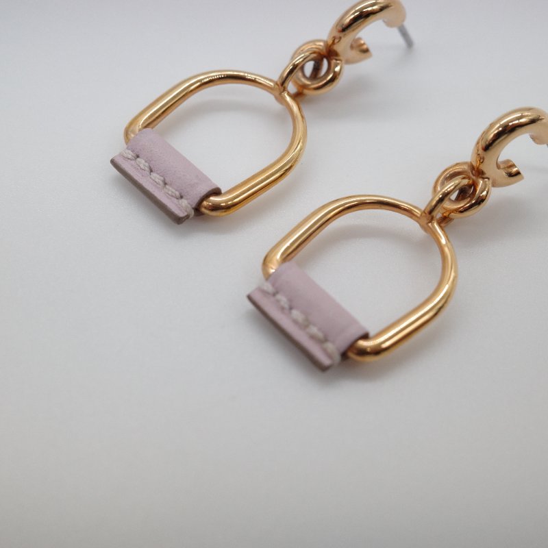 Hermès 愛馬仕 櫻花粉 牛皮 馬鞍釦 耳環-2