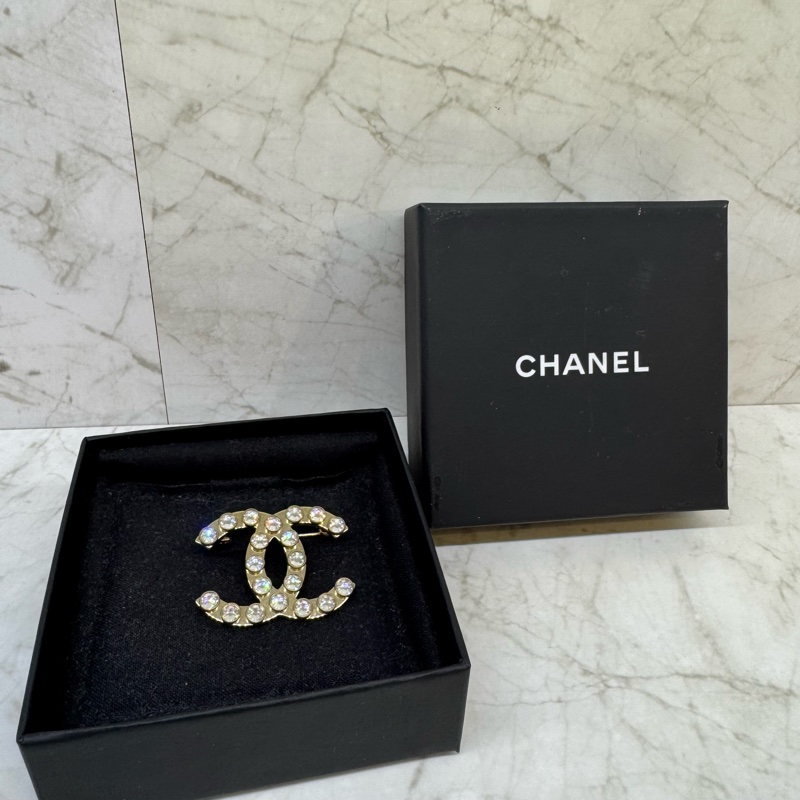 CHANEL立體圓鑽淡金雙C胸針-0