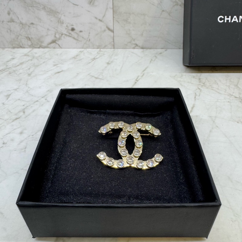 CHANEL立體圓鑽淡金雙C胸針-1