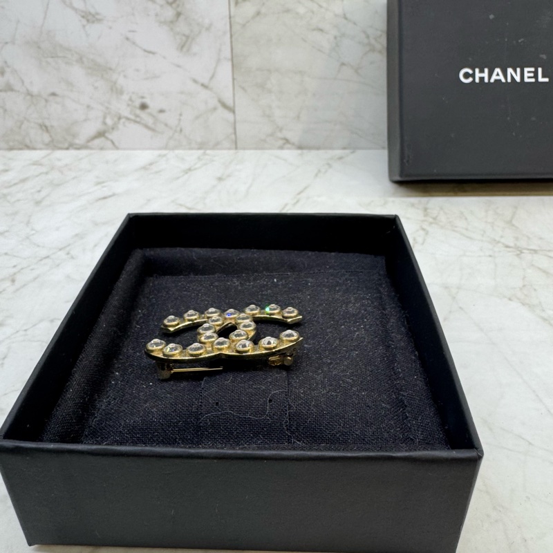 CHANEL立體圓鑽淡金雙C胸針-3