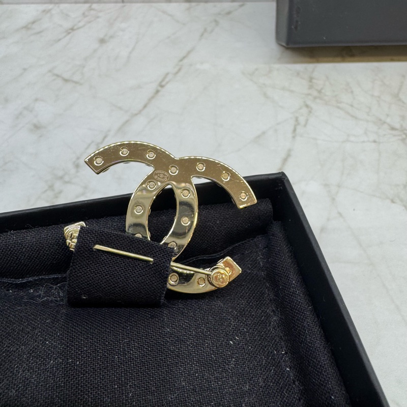 CHANEL立體圓鑽淡金雙C胸針-5