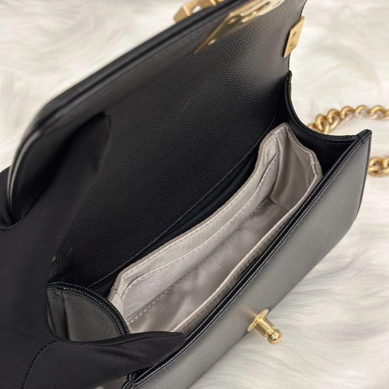 CHANEL Boy20 粒面牛皮口蓋包 - 黑金-6