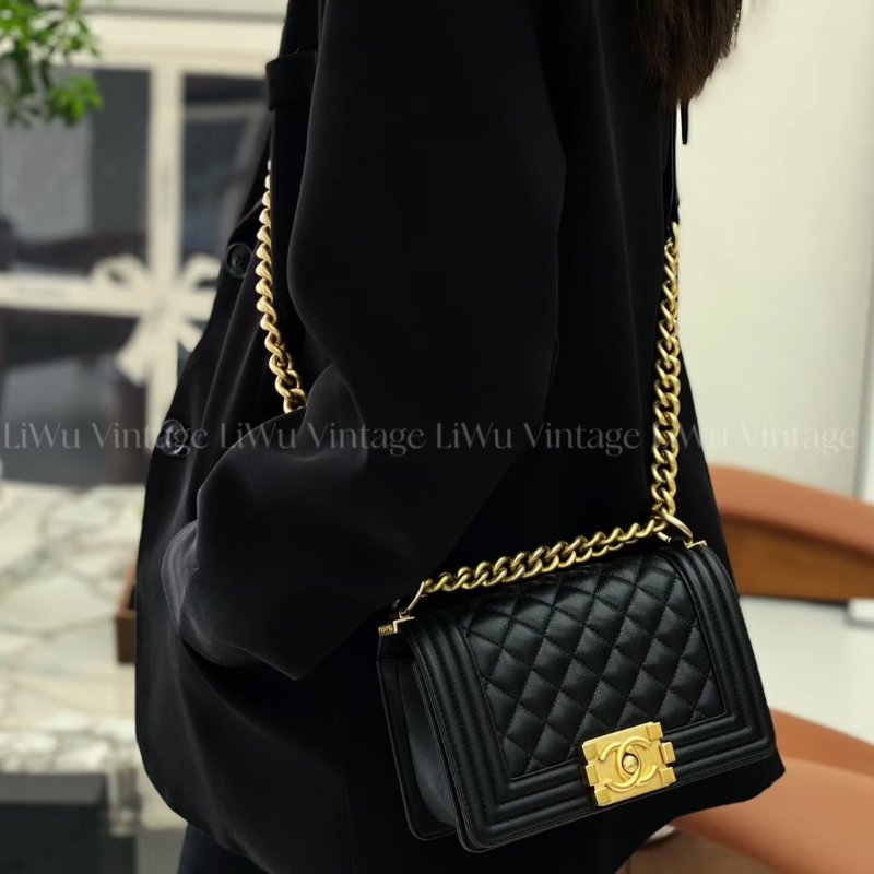 CHANEL Boy20 粒面牛皮口蓋包 - 黑金-8