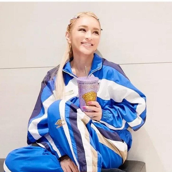 💎Han's house精品服飾💎VERSACE 凡賽斯 女神頭 頂級黑牌 水鑽 保溫 杯 粉 現貨 原價 38000-4