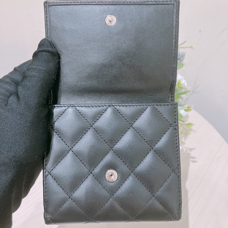 TK1883 Chanel 香奈兒大CC Logo小牛皮短皮夾 Cambon Calfskin Black Wallet-44