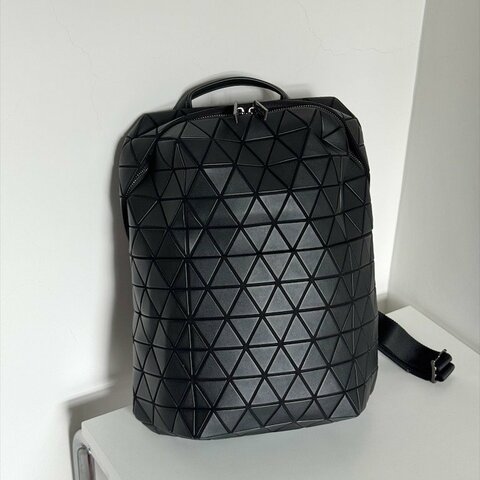 三宅一生/𝐈𝐒𝐒𝐄𝐘 𝐌𝐈𝐘𝐀𝐊𝐄/霧黑色𝐒𝐇𝐄𝐑𝐏𝐀 𝐛𝐚𝐜𝐤𝐩𝐚𝐜𝐤/背包