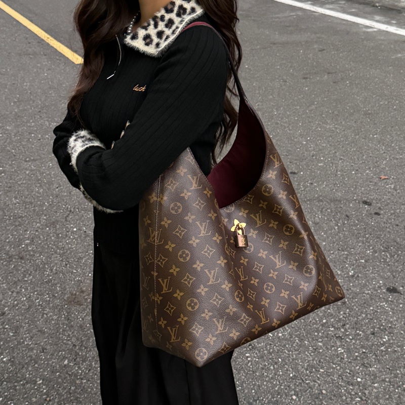 （絕美稀少🌹） LV Flower Hobo 限量發售 肩背包 專櫃11萬！-0