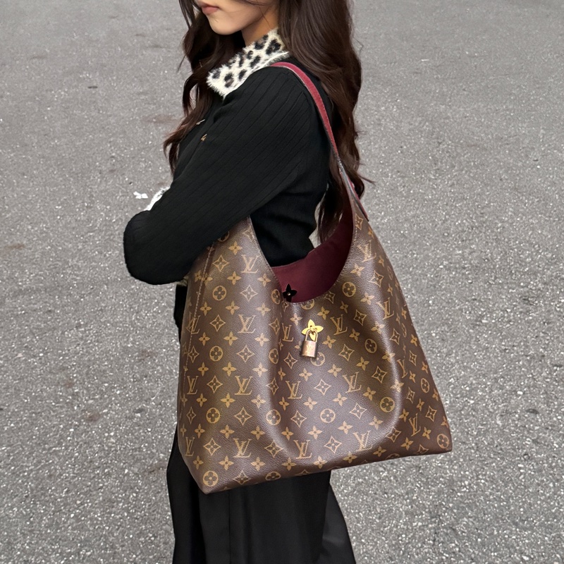 （絕美稀少🌹） LV Flower Hobo 限量發售 肩背包 專櫃11萬！-1