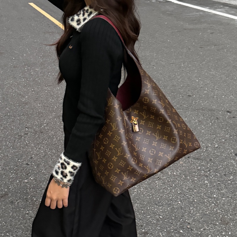 （絕美稀少🌹） LV Flower Hobo 限量發售 肩背包 專櫃11萬！-2