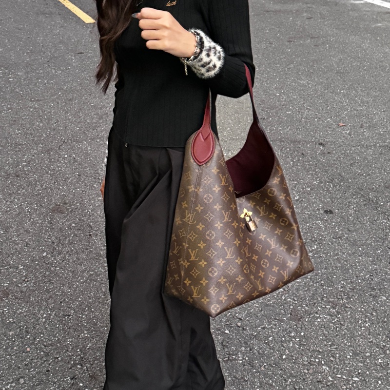 （絕美稀少🌹） LV Flower Hobo 限量發售 肩背包 專櫃11萬！-33