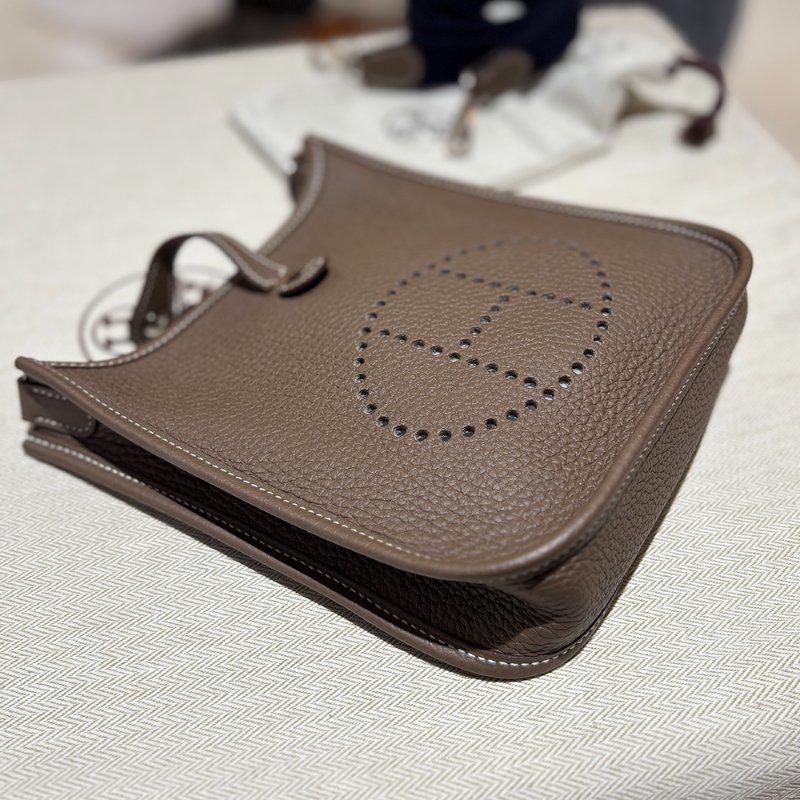 【現貨｜快速出貨】Hermès 愛馬仕 Evelyne 16 TPM 大象灰 Etoupe｜Z刻2021年｜銀釦斜背包｜附盒防塵袋-4