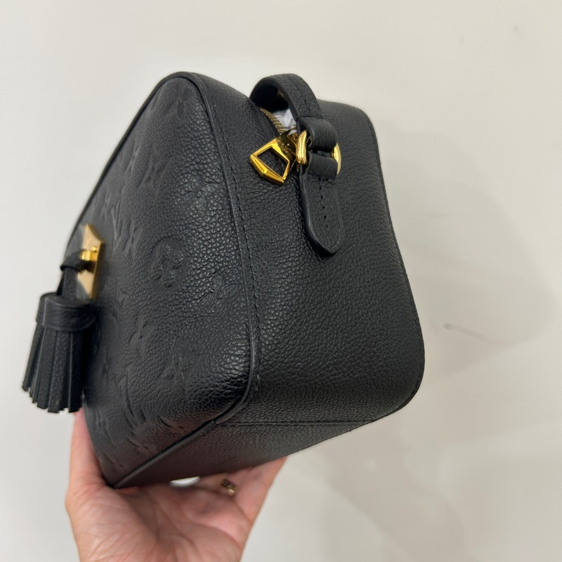 Lv 黑牛皮壓紋流蘇ㄇ拉斜背相機包-1