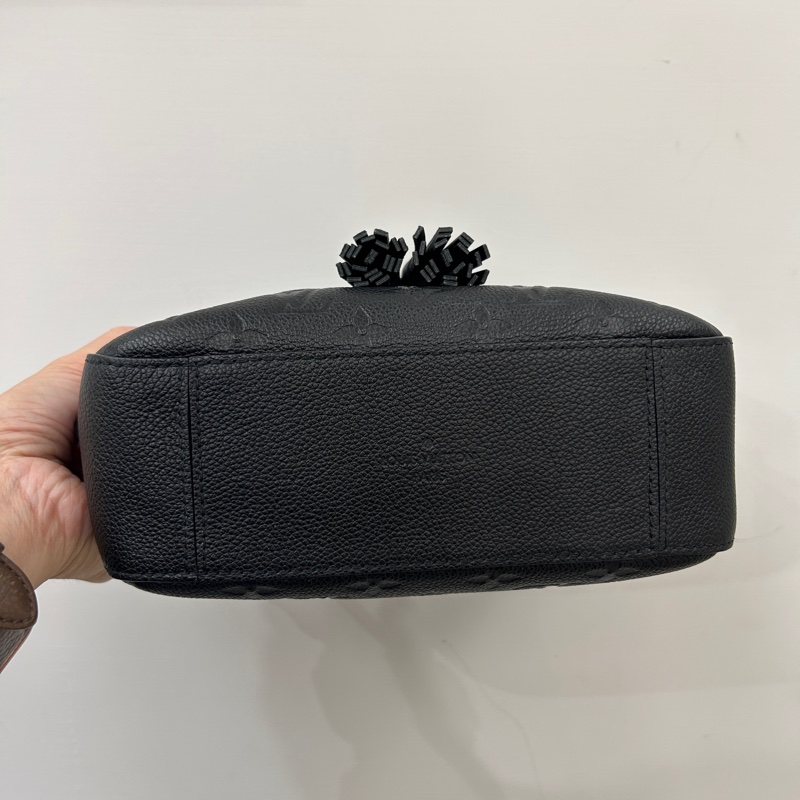 Lv 黑牛皮壓紋流蘇ㄇ拉斜背相機包-4