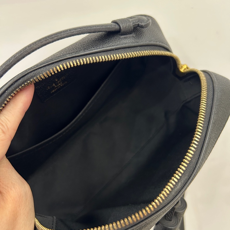 Lv 黑牛皮壓紋流蘇ㄇ拉斜背相機包-5