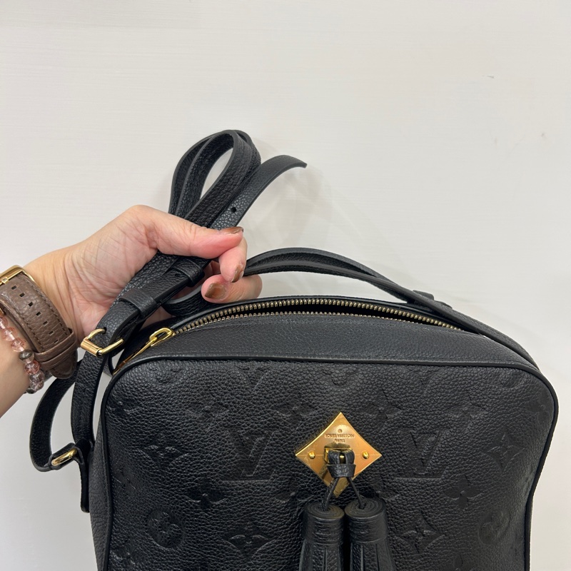 Lv 黑牛皮壓紋流蘇ㄇ拉斜背相機包-6