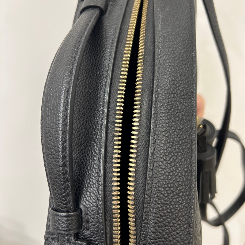 Lv 黑牛皮壓紋流蘇ㄇ拉斜背相機包-7