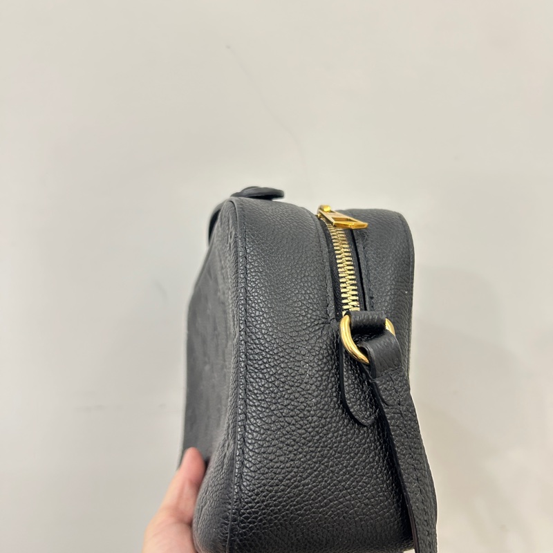 Lv 黑牛皮壓紋流蘇ㄇ拉斜背相機包-8