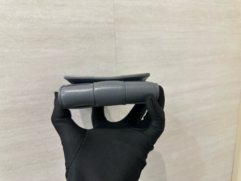 BV 灰牛皮霧金釦6卡cassette三折短夾814686-4