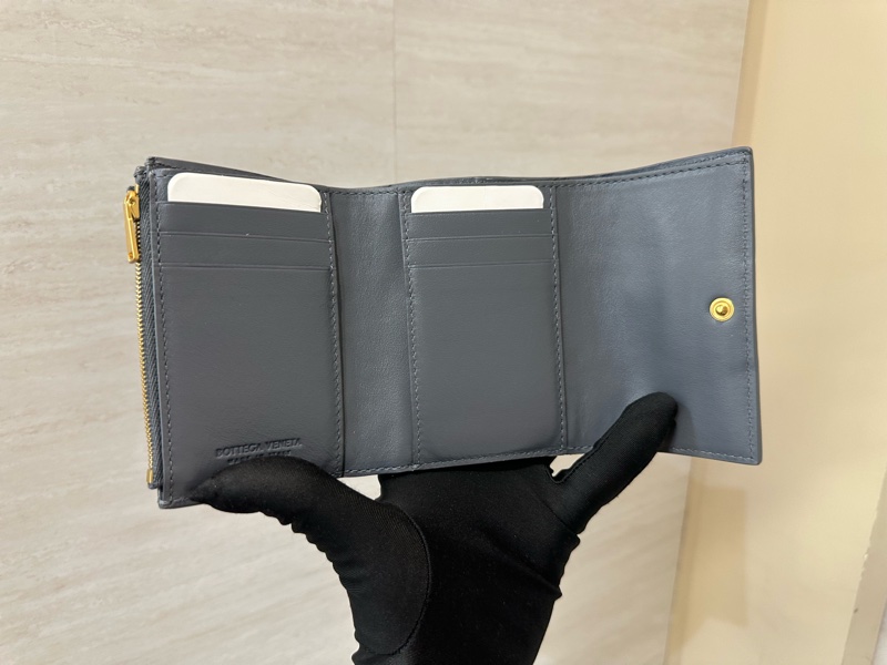 BV 灰牛皮霧金釦6卡cassette三折短夾814686-5