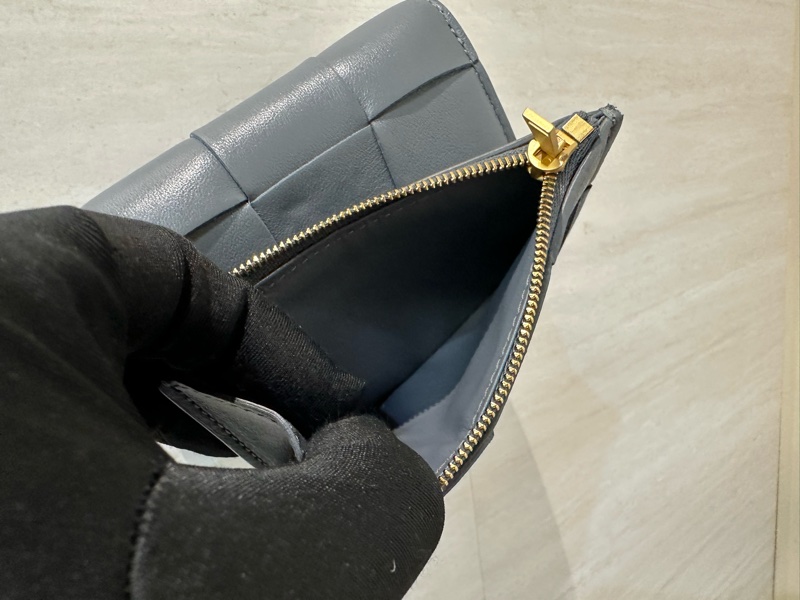 BV 灰牛皮霧金釦6卡cassette三折短夾814686-6