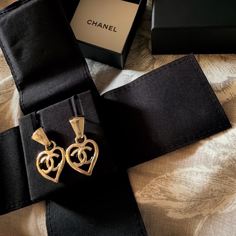全新Chanel 22P爆款的愛心鏤空耳環