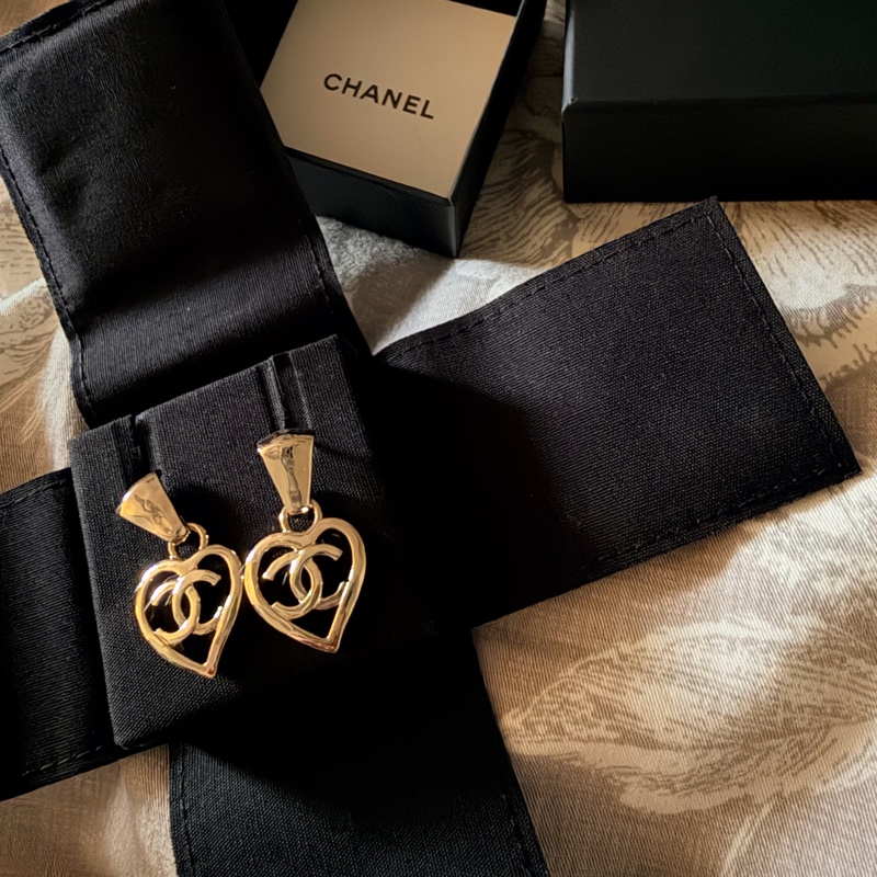 全新Chanel 22P爆款的愛心鏤空耳環-0