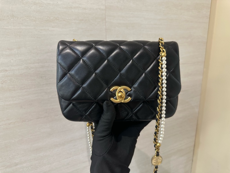 Chanel 黑羊皮菱格紋珍珠下蓋斜背鏈包AS5352-0