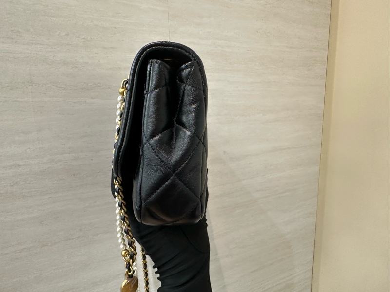 Chanel 黑羊皮菱格紋珍珠下蓋斜背鏈包AS5352-2