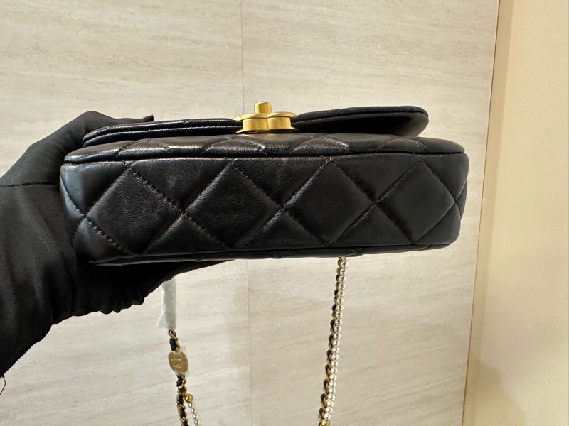 Chanel 黑羊皮菱格紋珍珠下蓋斜背鏈包AS5352-4