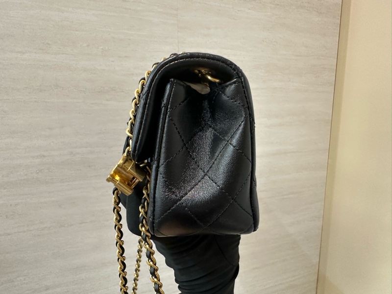 Chanel 黑羊皮菱格霧金雙C logo調節釦下蓋mini COCO20AS5759-3