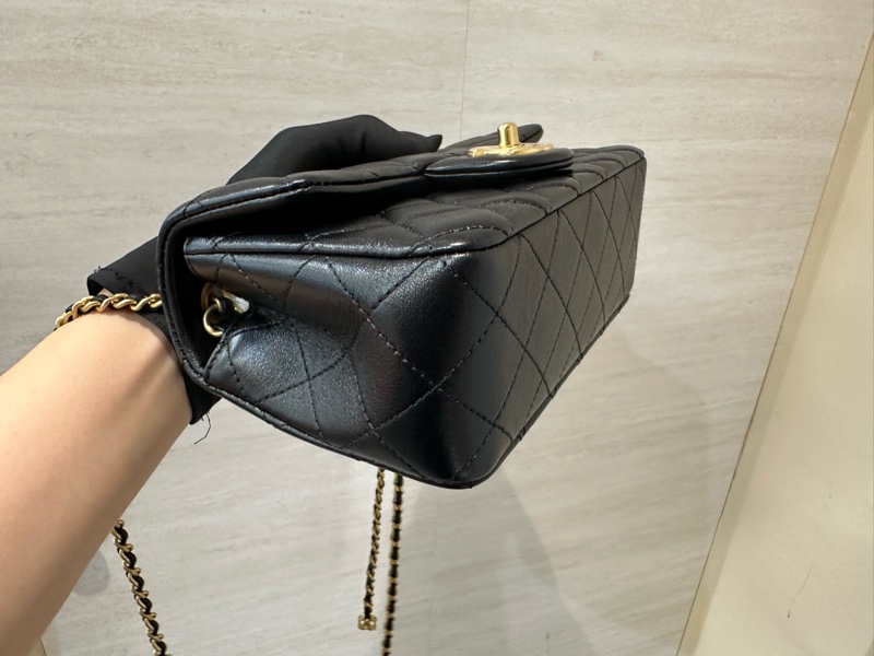 Chanel 黑羊皮菱格霧金雙C logo調節釦下蓋mini COCO20AS5759-5