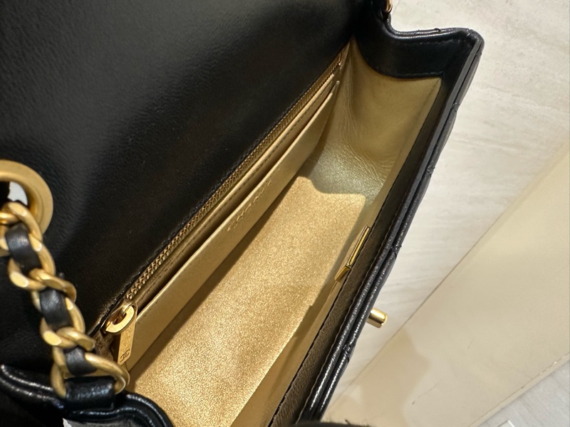 Chanel 黑羊皮菱格霧金雙C logo調節釦下蓋mini COCO20AS5759-9