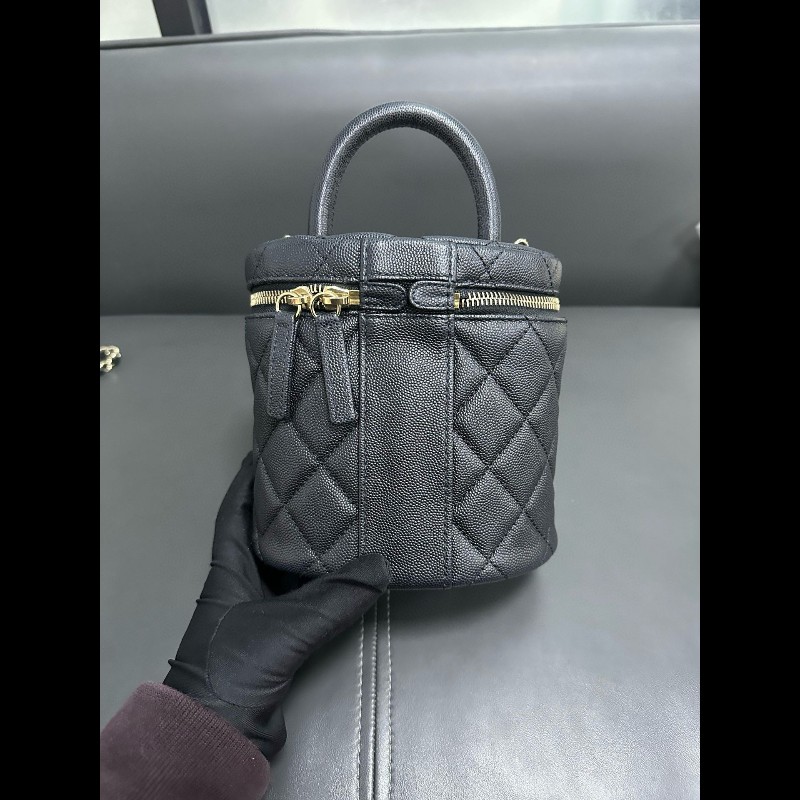 Chanel 黑色淡金扣荔枝牛皮手柄 圓筒化妝袋-1